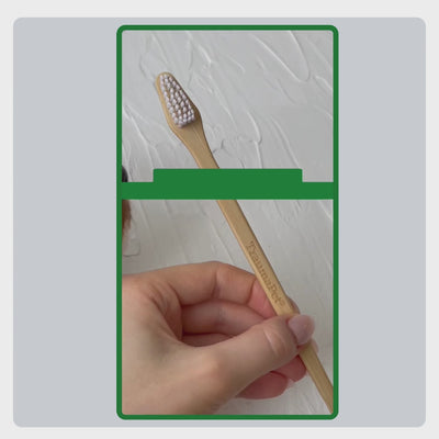 Video-Anleitung zur korrekten Anwendung der TraumaPet Bambus-Doppelzahnbürste: Zahnpasta auftragen, passenden Bürstenkopf wählen und Zähne sowie Zahnfleisch vorsichtig reinigen.