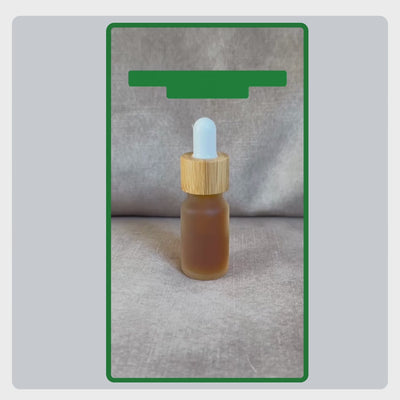 Video mit Erklärung zur Anwendung der TraumaPet Pipette: Pipette befüllen, Ohrentropfen präzise verabreichen und das Ohr sanft massieren.